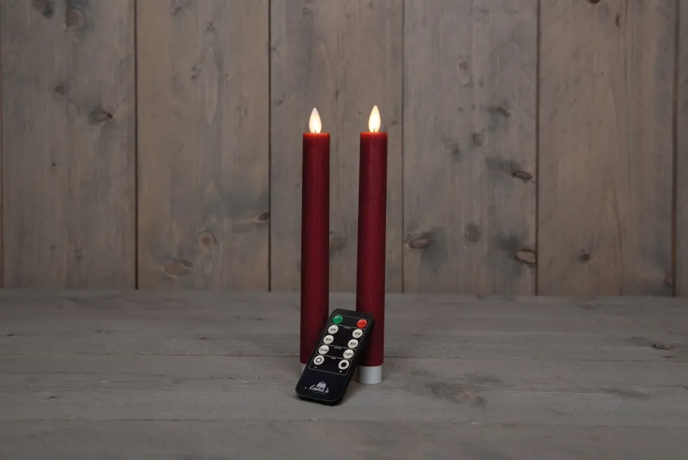 Anna's Collection LED dinerkaars met bewegende vlam rood D 2,5 H 23 cm 2 stuks