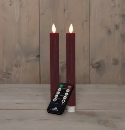 Anna's Collection LED dinerkaars Rib bewegende vlam met timer bordeaux D 2,2 H 23 cm 2 stuks