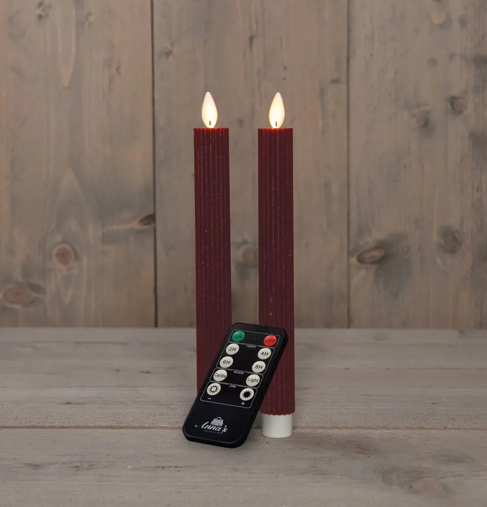 Anna's Collection LED dinerkaars Rib bewegende vlam met timer bordeaux D 2,2 H 23 cm 2 stuks