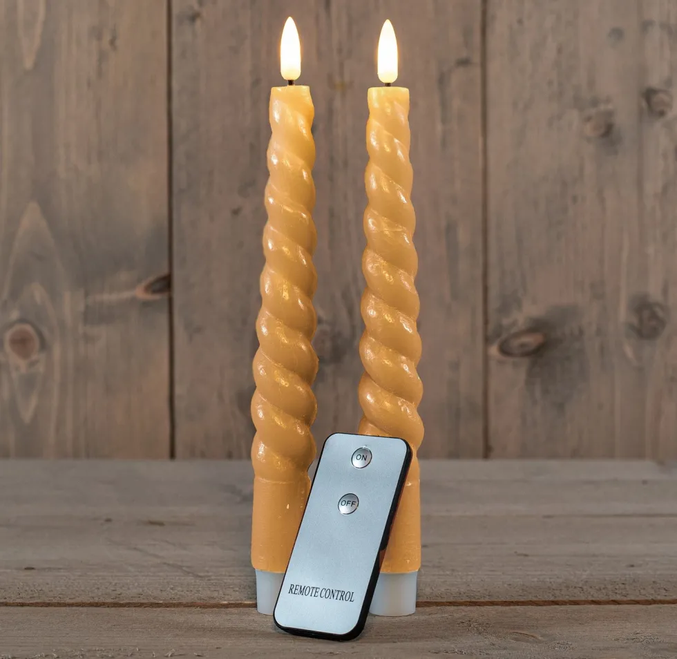Anna's Collection LED kaars Swirl geel met afstandsbediening D 2,5 H 23 cm 2 stuks