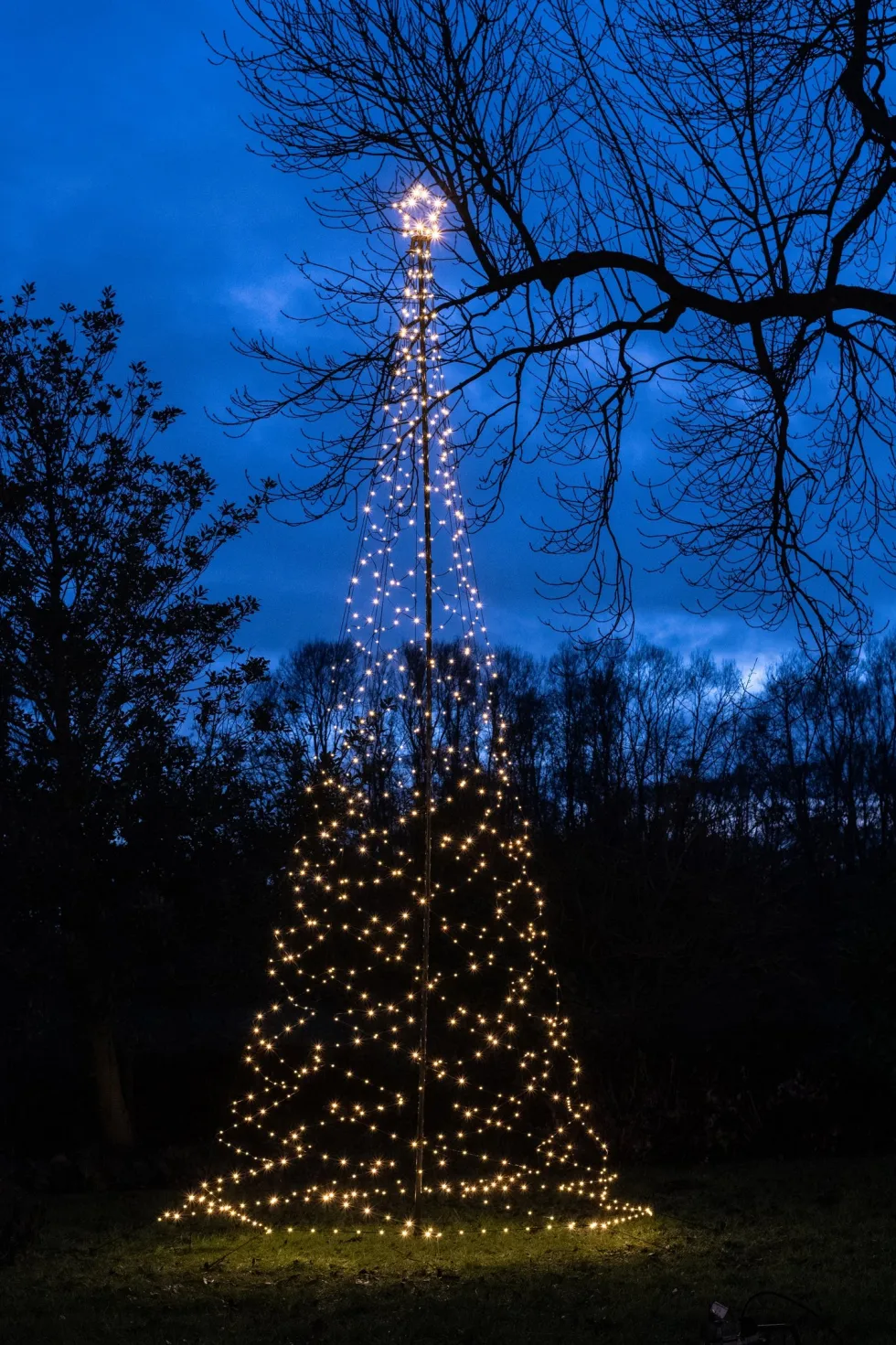 Anna's Collection vlaggenmast kerstboom met paal met 836 lampjes classic warm H 5 m