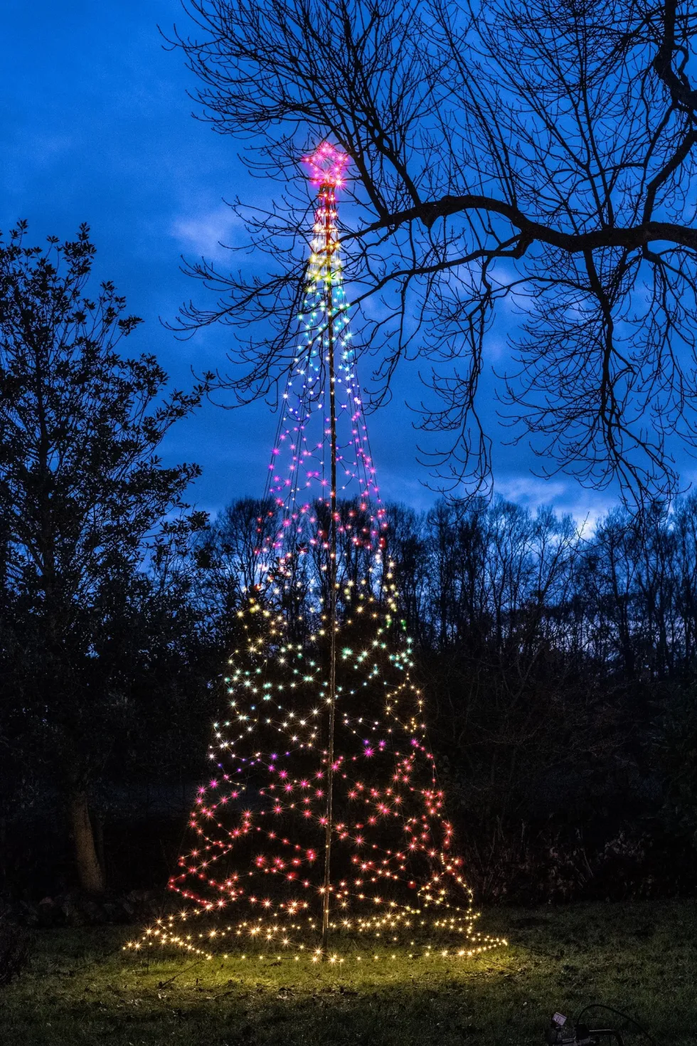 Anna's Collection vlaggenmast kerstboom met paal met 836 lampjes multi color H 5 m