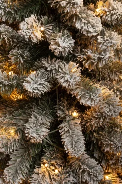Black Box kunstkerstboom Charlton besneeuwd met 90 lampjes warm wit D 48 H 155 cm