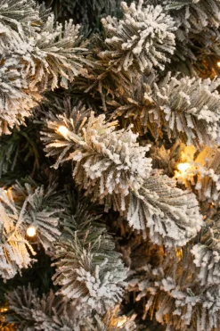 Black Box kunstkerstboom Charlton besneeuwd met 230 lampjes warm wit D 63 H 260 cm