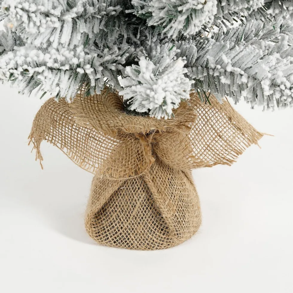 Black Box kunstkerstboom Gerlos besneeuwd op jute voet met 60 lampjes warm wit D 51 H 120 cm