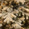 Black Box kunstkerstboom Grand Fir besneeuwd met 400 lampjes warm wit D 132 H 185 cm