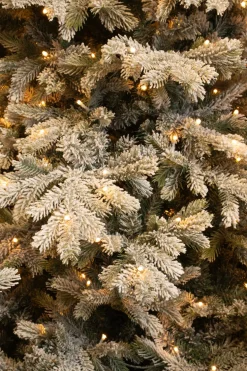Black Box kunstkerstboom Grand Fir besneeuwd met 400 lampjes warm wit D 132 H 185 cm
