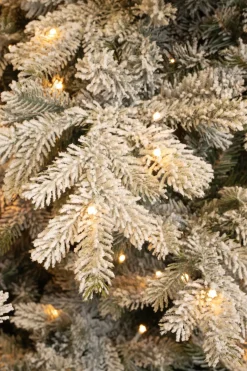 Black Box kunstkerstboom Grand Fir besneeuwd met 550 lampjes warm wit D 152 H 215 cm