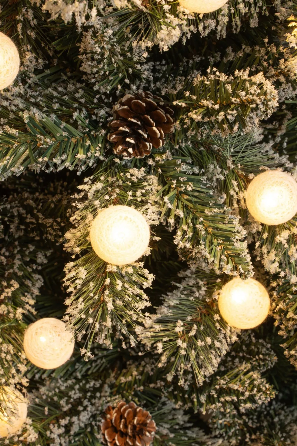 Black Box mini kunstkerstboom Kaprun kerstbal rood met 10 lampjes warm wit D 39 H 60 cm