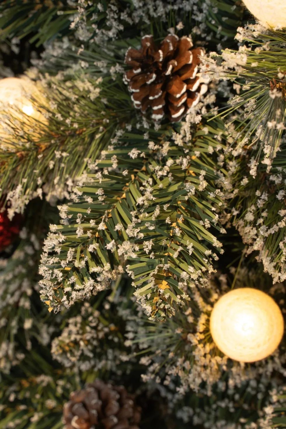 Black Box mini kunstkerstboom Kaprun kerstbal rood met 10 lampjes warm wit D 39 H 60 cm