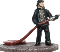 Intratuin De Brink kerstdorpminiatuur brandweerman met slang 8,5 x 6,8 x 7,5 cm