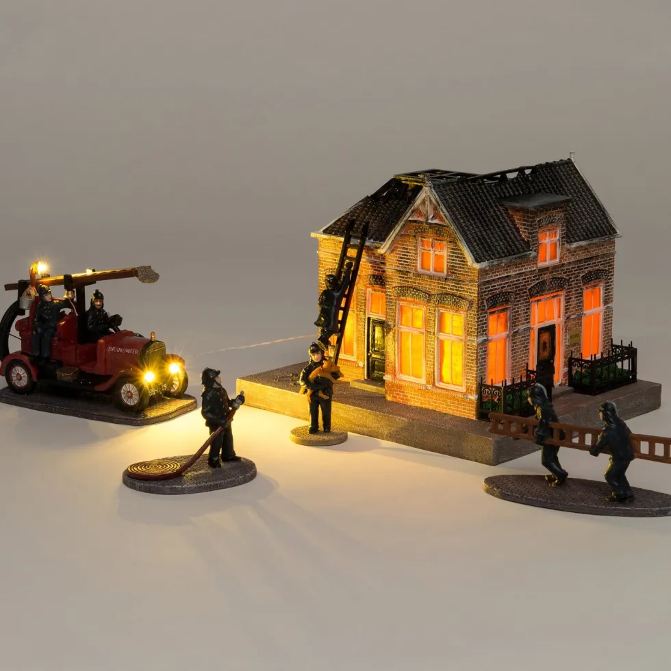 Intratuin De Brink kerstdorpminiatuur brandweerman met hond 3,8 x 3,8 x 7 cm