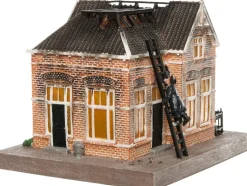 Intratuin De Brink kersthuisje notaris in brand 23,5 x 19,5 x 17,5 cm