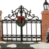 Intratuin kerstdorpminiatuur poort met krans 24,5 x 6,5 x 8,5 cm