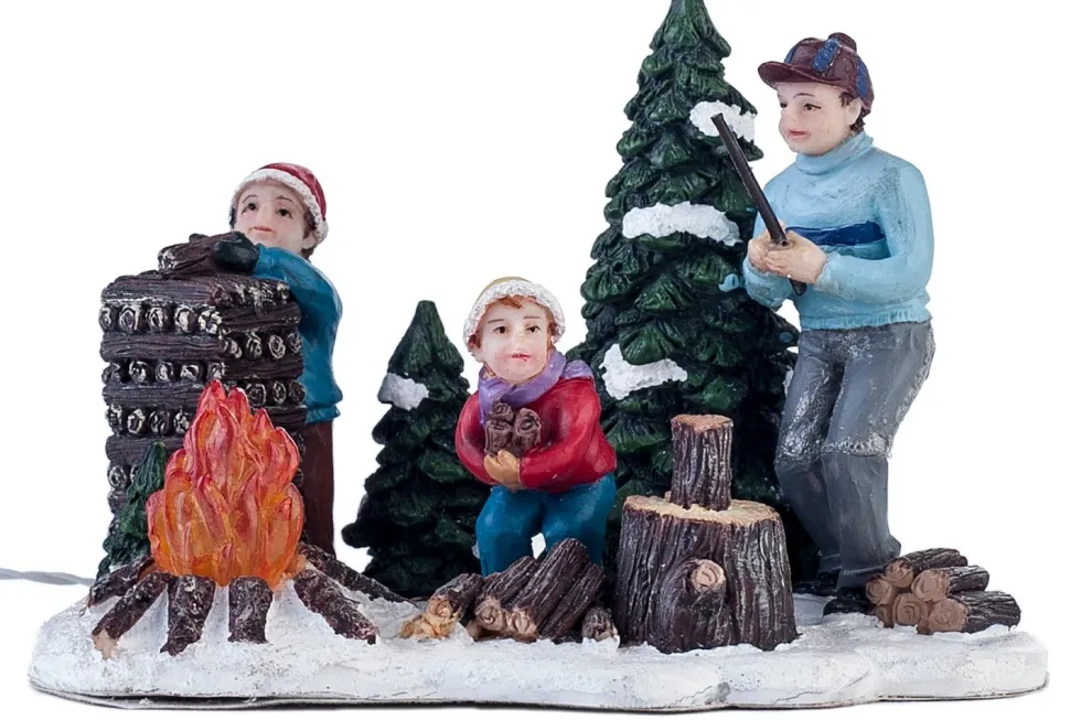 Intratuin kerstdorpminiatuur houthakker en kampvuur met LED verlichting H 8 cm