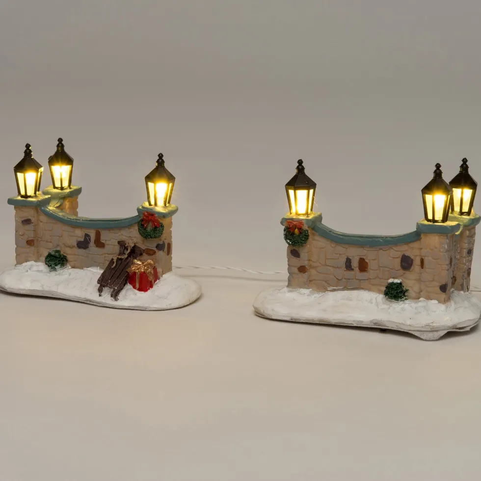 Intratuin kerstdorpminiatuur muurtje met lantaarns 8,5 x 4,5 x 5,5 cm 2 stuks