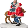 Intratuin kerstdorpminiatuur vrouw met kerstman 8,5 x 4,5 x 7,5 cm