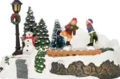 Intratuin kerstdorpminiatuur schaatsers 18 x 12,5 x 12 cm