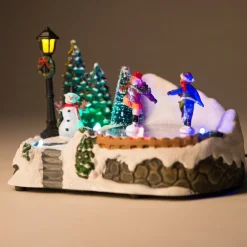 Intratuin kerstdorpminiatuur schaatsers 18 x 12,5 x 12 cm