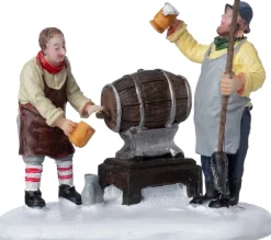 Intratuin kerstdorpminiatuur mannen en wijnvat 8,3 x 5,8 x 6,4 cm