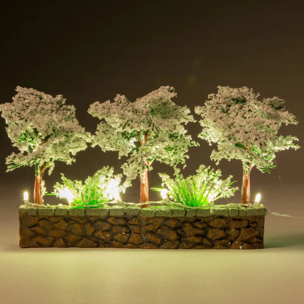 Intratuin kerstdorpminiatuur muur met besneeuwde bomen 20 x 7,5 x 11 cm