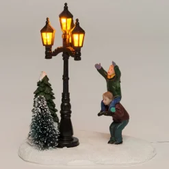 Intratuin kerstdorpminiatuur spelende jongens 11 x 7 x 11 cm
