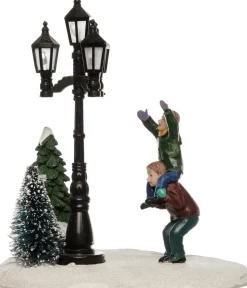 Intratuin kerstdorpminiatuur spelende jongens 11 x 7 x 11 cm
