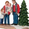 Intratuin kerstdorpminiatuur gezin bij kerstboom 8,5 x 5 x 7 cm