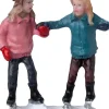 Intratuin kerstdorpminiatuur samen schaatsen 3,7 x 1,6 x 5 cm