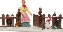 Intratuin kerstdorpminiatuur vrouw opent hek 13,2 x 3,2 x 6,5 cm