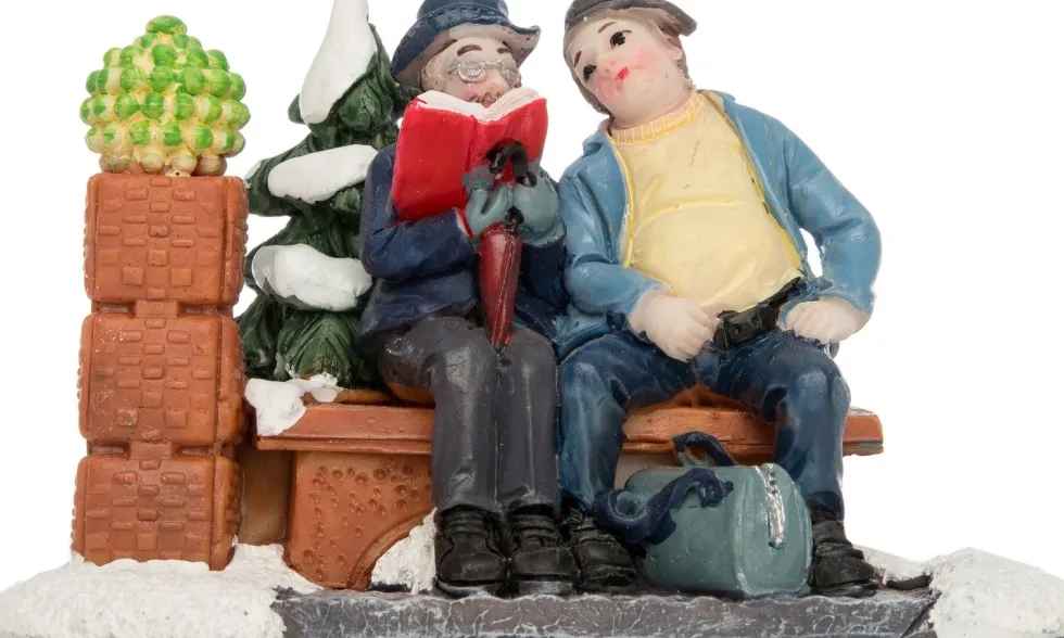 Intratuin kerstdorpminiatuur lezend stel 8,5 x 4,5 x 5,5 cm