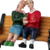 Intratuin kerstdorpminiatuur pubers op bankje 5,6 x 3,7 x 5,6 cm