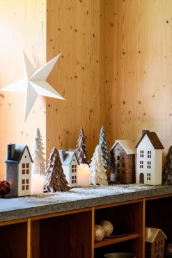 Intratuin kerstfiguur Mees huisje grijs / wit 10,5 x 9,5 x 24 cm