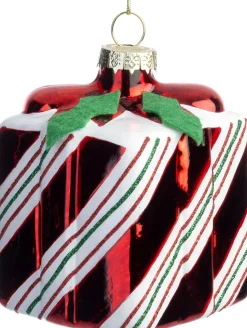 Intratuin kerst ornament cadeau rood / wit schuine strepen 6 x 6 x 7 cm
