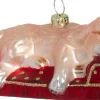 Intratuin kerst ornament hond op bank rood / wit 11,3 x 5,7 x 5,1 cm