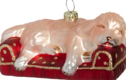 Intratuin kerst ornament hond op bank rood / wit 11,3 x 5,7 x 5,1 cm