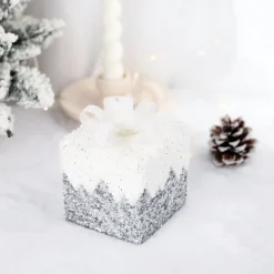 Intratuin kerst ornament Lahja cadeau zilver sneeuw 6 x 6 x 8,5 cm