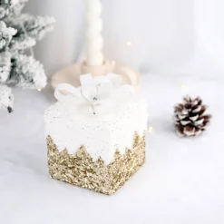 Intratuin kerst ornament Lahja cadeau goud sneeuw 6 x 6 x 8,5 cm