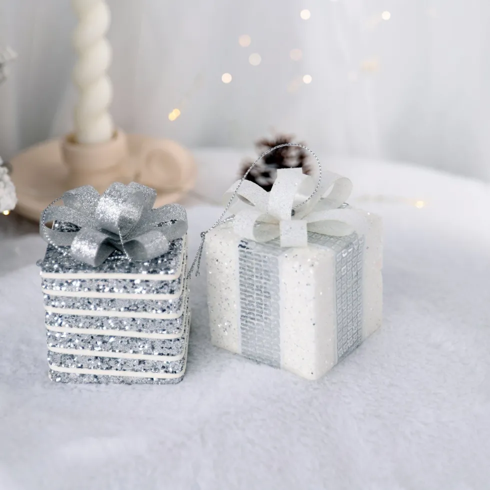 Intratuin kerst ornament Lahja cadeau zilver streep 8 x 8 x 12 cm