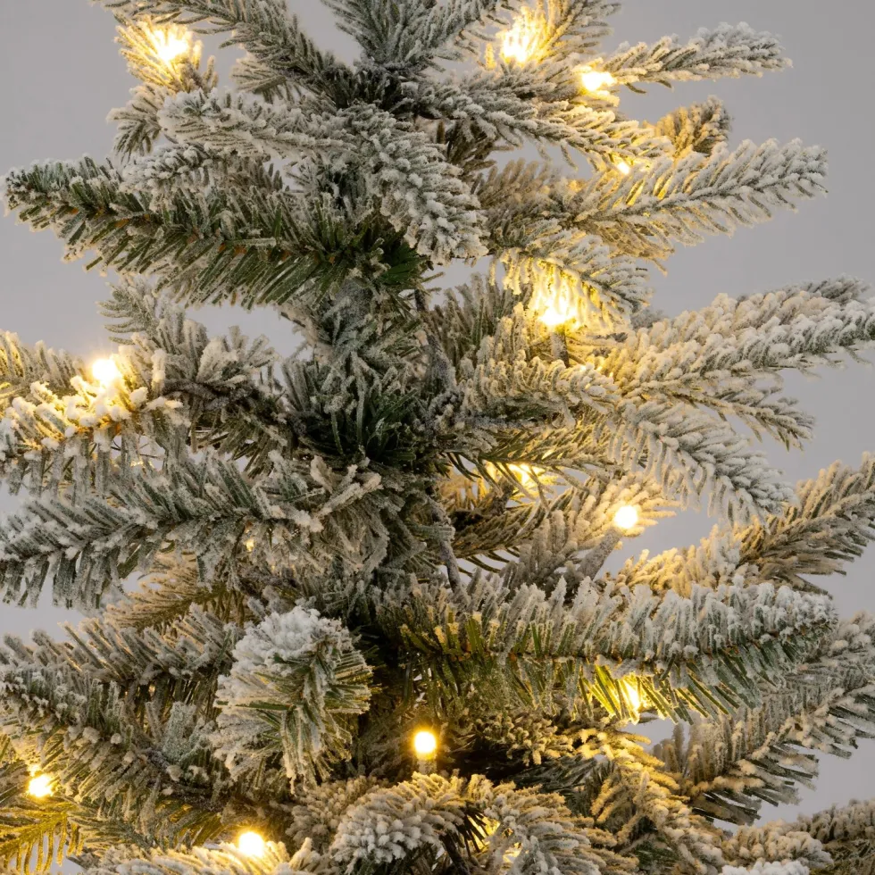 Intratuin kunstkerstboom Arne besneeuwd met 270 lampjes warm wit D 122 H 210 cm