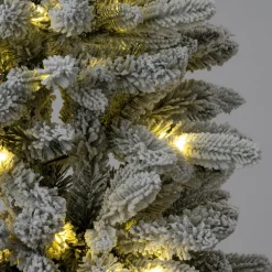 Intratuin kunstkerstboom Helle besneeuwd met 430 lampjes warm wit D 120 H 240 cm