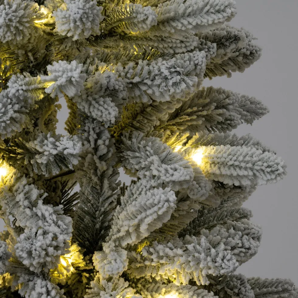 Intratuin kunstkerstboom Helle besneeuwd met 430 lampjes warm wit D 120 H 240 cm