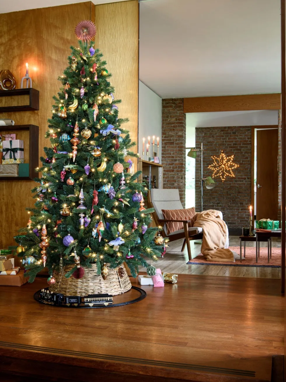 Intratuin kunstkerstboom Sven met 250 LED lampjes warm wit D 118 H 180 cm