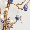 Kerst ornament Astonne wit / blauw bloemen en bladeren D 5 H 7 cm