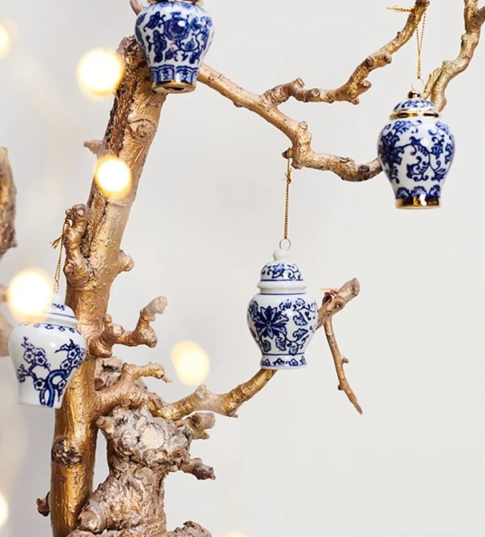 Kerst ornament Astonne wit / blauw bloemen en bladeren D 5 H 7 cm