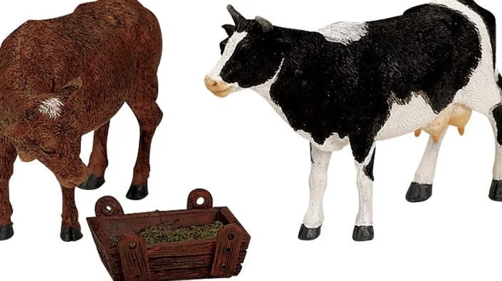 Lemax kerstdorpminiatuur feeding cow and bull (koeienvoer) H 5,7 cm