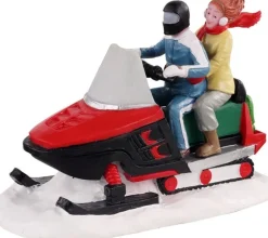 Lemax kerstdorpminiatuur Off trail adventurers (sneeuwscooter avontuur) 10,5 x 5,3 x 7,4 cm
