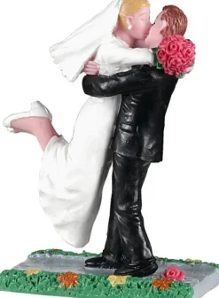 Lemax kerstdorpminiatuur The Newlyweds (pasgetrouwd stel) 5 x 2,8 x 7 cm