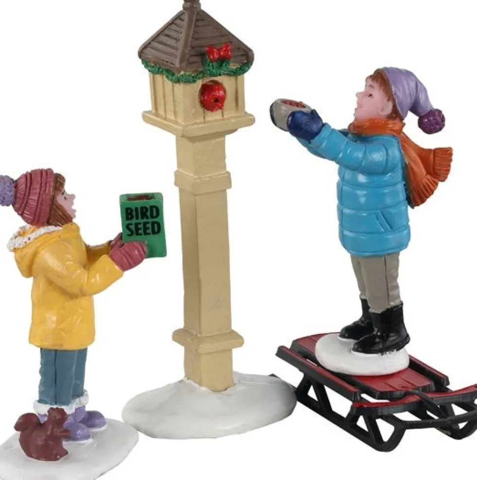 Lemax kerstdorpminiatuur The bird feeders (vogels voeren) 10,9 x 3,3 x 7,2 cm 3-delig