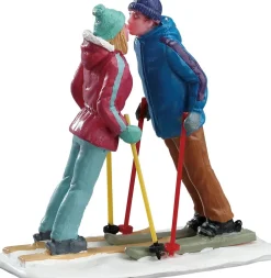 Lemax Vail Village kerstdorpminiatuur first ski date (kussend stel) 7,6 x 7 x 3,7 cm